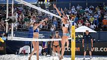 Turnaj Světového okruhu v plážovém volejbalu kategorie 4*, 6. června 2021 v Ostravě. Finálový zápas - Jolana Heidrichová (vpravo), Anouk Verdeová-Depraová ze Švýcarska vs. Sarah Sponcilová (vlevo), Kelly Claesová z USA.