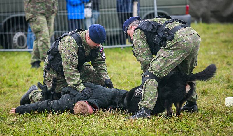 Dny NATO v Ostravě na letišti v Mošnově. Přehlídka policií - kynologové