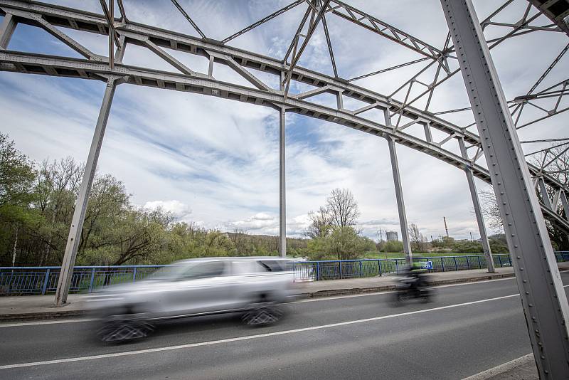 Ředitelství silnic a dálnic ČR připravuje nutnou opravu historicky významného mostu přes řeku Odru na silnici I/56 vedoucí z Ostravy na Hlučín a Opavu, 6. května 2021 v Ostravě. Důležitý most u Outlet Arény bude od 31. května do konce roku uzavřen.