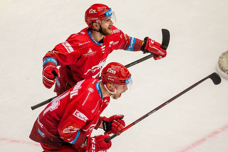 Čtvrtfinále play off hokejové extraligy - 2. zápas: HC Oceláři Třinec - HC Vítkovice Ridera, 20. března 2022 v Třinci. Zleva Miloš Roman z Třince a Andrej Nestrašil z Třince.