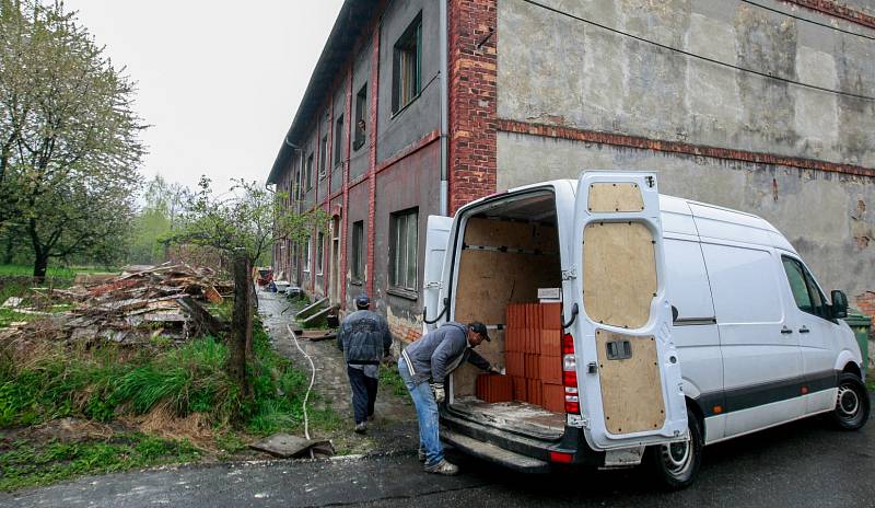 Okolní obyvatelé projevili s prodejem domů (v pozadí) nesouhlas. 