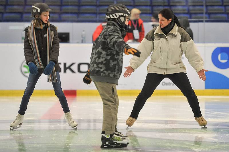 Olympijský festival u Ostravar Arény 23. února 2018 v Ostravě. Krasobruslařka Lenka Kulovaná (vpravo) učí slečnu Nicol krasubruslařské kreace.