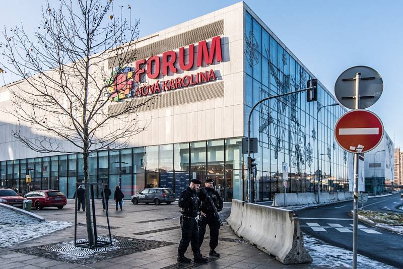 Obchodní centrum Forum Nová Karolina chrání betonové zátarasy. 