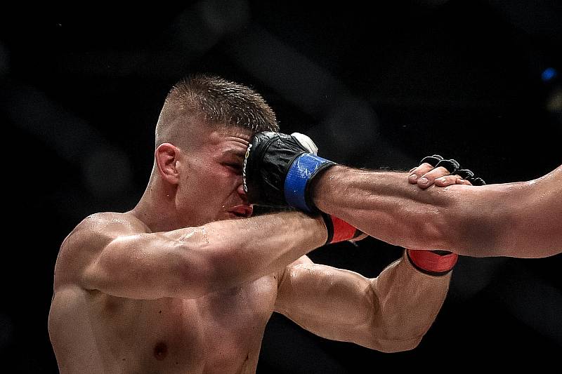 MMA Octagon 11 v Ostravar aréně, 16. března 2019 v Ostravě. Na snímku (v červeném) Miloš Petrášek proti Jeremy Kimball.