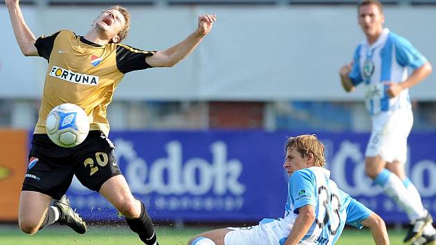 Tomáš Frejlach z Baníku Ostrava (vlevo) faulovaný Lukášem Opielou z FK Mladá Boleslav 