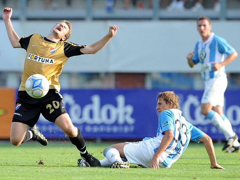 Tomáš Frejlach z Baníku Ostrava (vlevo) faulovaný Lukášem Opielou z FK Mladá Boleslav 