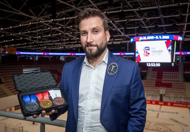 Medaile pro hokejový šampionát dvacítek, které Česko na přelomu roků 2019 a 2020 hostí, jsou na světě. Autorem návrhu je Oldřich Sládek.