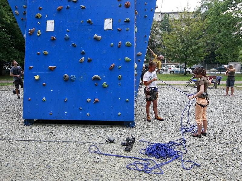 Pokud někdo chce začít s boulderingem, měl by přijít do našeho centra Družba v Žilinské ulici ještě dřív, než se bez jištění vydá do volné přírody, radí provozovatel lezeckého centra v Ostravě-Porubě.