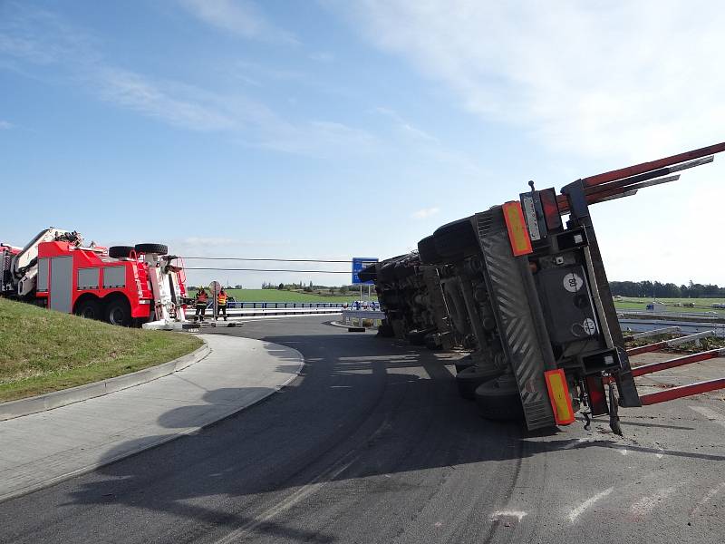 Převrácený kamion na kruhovém objezdu objezdu v Ostravě postavili zpět na kola hasiči.