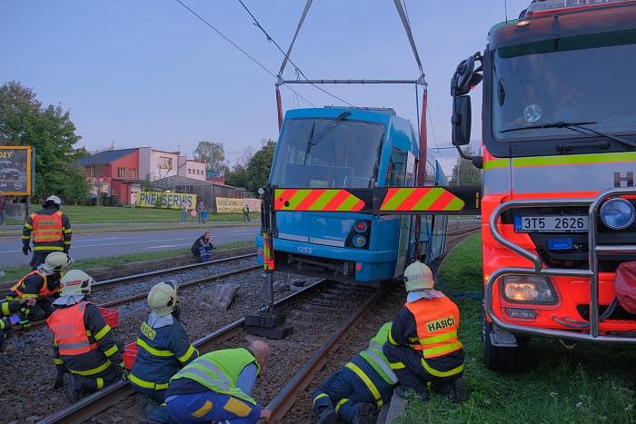 Vyprošťování vozidla z kolejiště po střetu s tramvají v Ostravě.