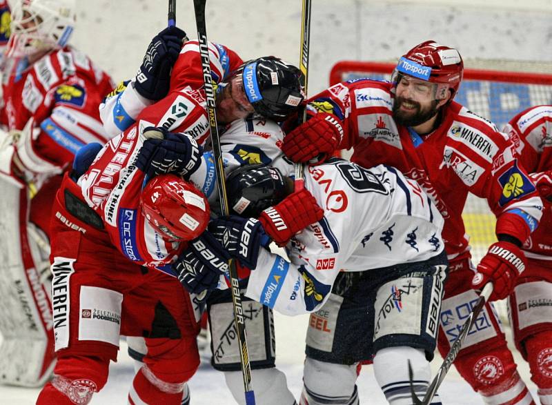 44. kolo hokejové extraligy: HC Vítkovice Steel – HC Oceláři Třinec 2:1 v prodl.