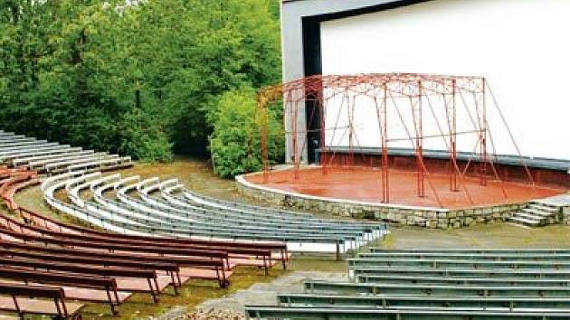 Letní kino v Porubě sice nepromítá, ale amfiteátr žije dál -  Moravskoslezský deník