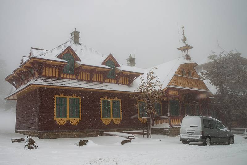 Na Pustevnách v Beskydech napadl 13. října 2020 první sníh.