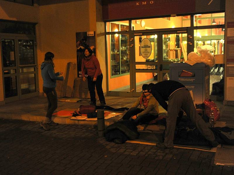 Více než dvacítka Ostravanů strávila noc ze čtvrtka na pátek před pasáží u městské knihovny. Podpořili lidi bez domova. 