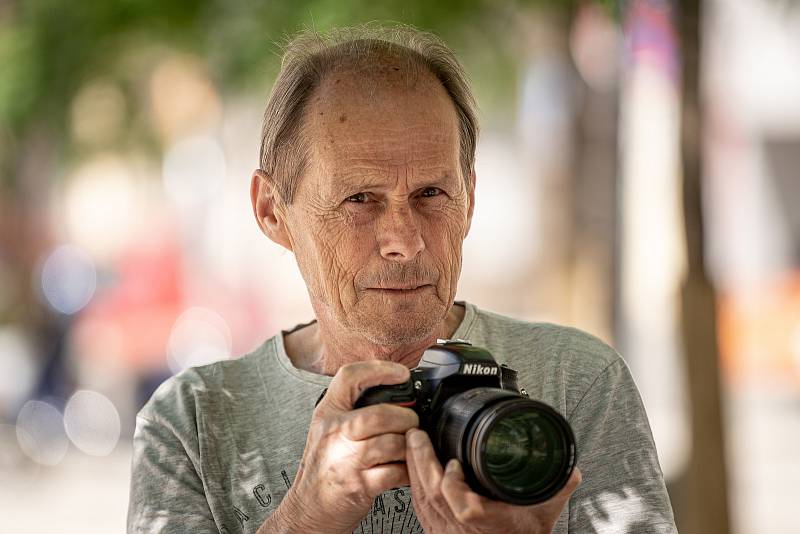 Fotograf Drahoslav Ramík při focení pro Deník, 15. června 2022 v Ostravě.
