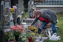 Úklid hrobů na hřbitově v Zábřehu, 27. října 2020 v Ostravě.