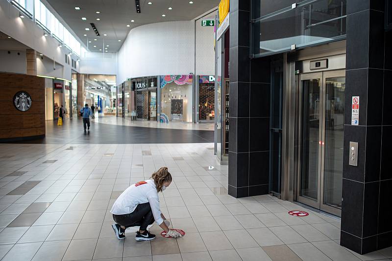 Opatření ke snaze zamezit šíření koronaviru v obchodním centrum Avion Shopping Park Ostrava, 11. května 2020 v Ostravě.