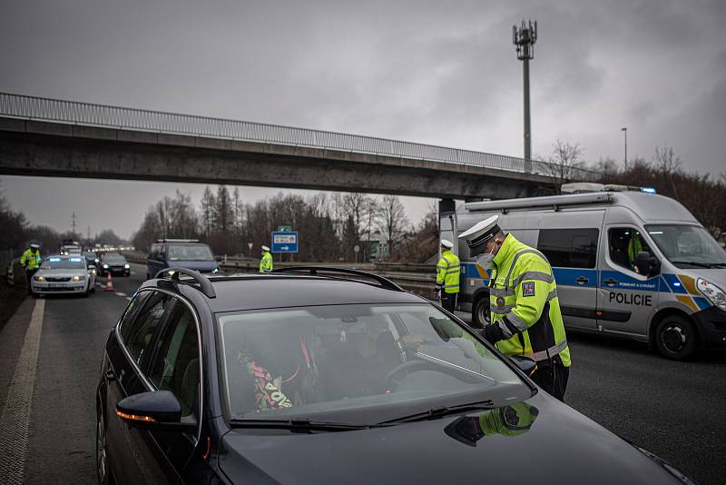 Policejní kontrola mezi okresy Ostrava a Frýdek-Místek na ulici Místecká, 1. března 2021. Policie tento den začala kontrolovat, jestli lidé dodržují nová protiepidemická opatření omezující volný pohyb mezi okresy.