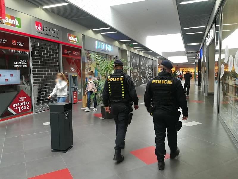 Policisté kontrolovali obchodní centra.