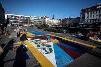 Ukrajinskou a tibetskou vlajku malovali lidé poblíž Masarykova náměstí, 10. března 2022 v Ostravě. Veřejnou akci, do které se mohl zapojit každý, uspořádala organizace MOST ProTibet.