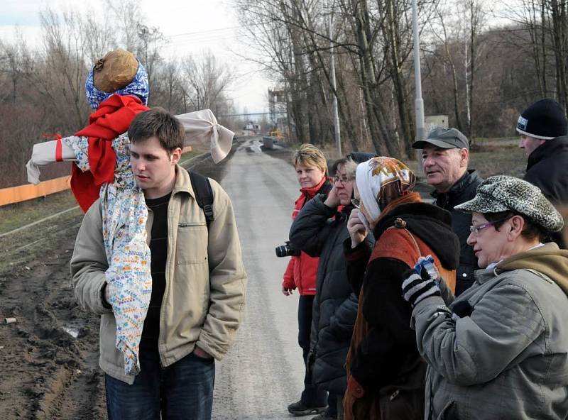 Dávnou tradici vynášení zimy a vítání jara si v pátek připomněli ve Vítkovicích. Akci zorganizovala místní Tělovýchovná jednota Sokol. Moranu nakonec vynesli s vhodili do Ostravice.