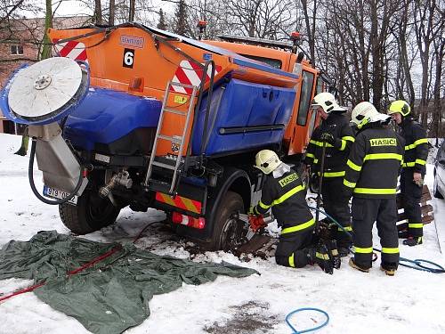 Vyprošťování zapadlého sypače v Ostravě-Výškovicích.