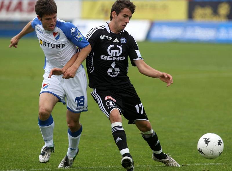 Utkání Baník Ostrava - Olomouc. O míč bojuje Tomáš Marek