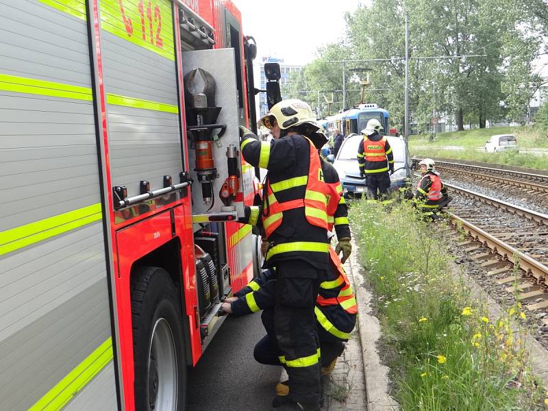 Zhruba patnáct minut trvalo ostravským hasičům vyproštění osobního vozu, který uvízli v kolejišti v Plzeňské ulici nedaleko Ferony.