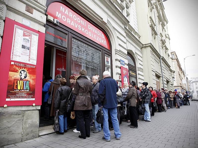 Vstupenky na premiéru muzikálu Evita už jsou beznadějně vyprodány. Na veřejnou generálku se včera u předprodeje vstupenek Národního divadla moravskoslezského vytvořila docela dlouhá fronta.