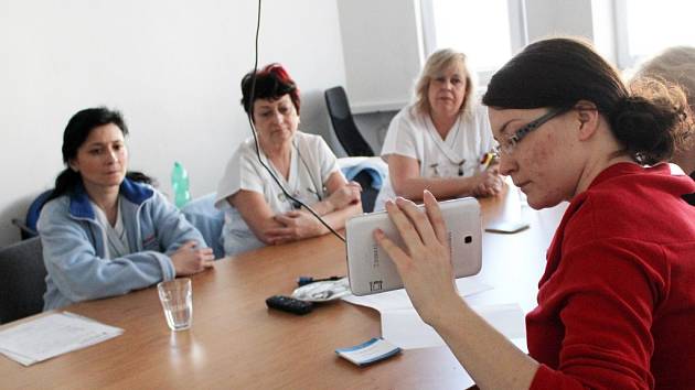 Tablet umožní hovor ve znakové řeči odeslat k tlumočníkovi na druhý konec republiky. 