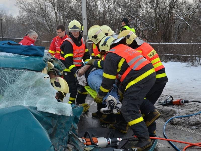 Páteční dopravní nehoda na Rudné. Řidiče museli vyprostit hasiči. 