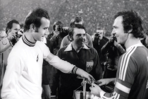 Kapitán Bayernu Mnichov Franz Beckenbauer (vpravo) při úvodním losu před utkáním na Bazalech.