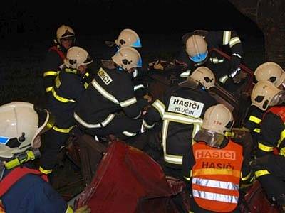 Hasiči z Hlučína zasahují u tragické dopravní nehody u Děhylova