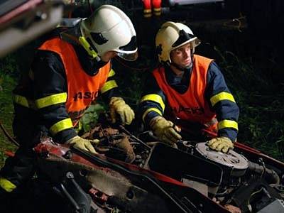 Hasiči z Hlučína zasahují u tragické dopravní nehody u Děhylova