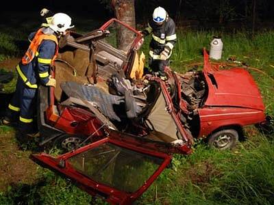 Hasiči z Hlučína zasahují u tragické dopravní nehody u Děhylova