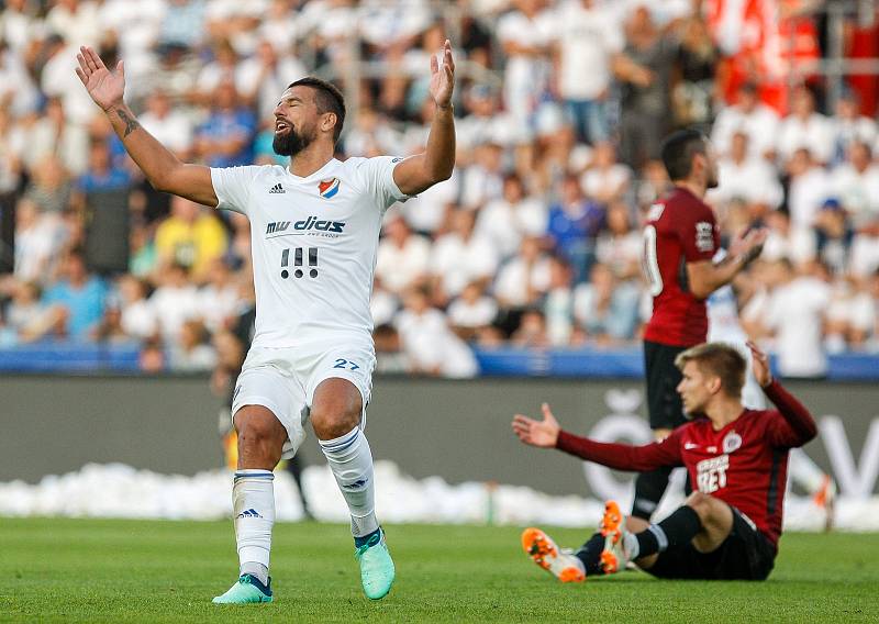 Milan Baroš v zápase proti AC Sparta Praha.