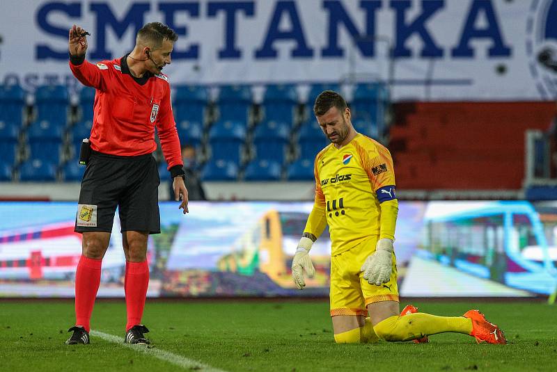 Utkání 6. kola fotbalové Fortuna ligy: FC Baník Ostrava - Slavia Praha, 4. října 2020 v Ostravě. Brankář Baníku Jan Laštůvka