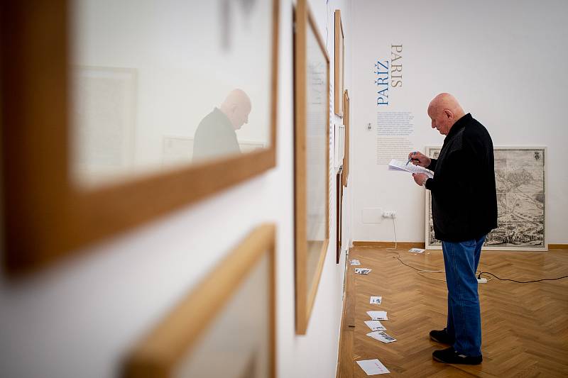 Nová instalace od Jacquese Callota (kreslíř a rytec) v GVUO (Galerie výtvarného umění v Ostravě), 20. ledna 2020 v Ostravě. Na snímku jeden z kurátorů výstavy Jan T. Štefan.