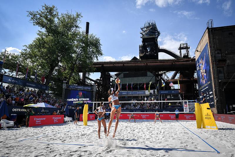 Turnaj Světového okruhu v plážovém volejbalu kategorie 4*, 6. června 2021 v Ostravě. Finálový zápas - Jolana Heidrichová (vpravo) , Anouk Verdeová-Depraová (vlevo) ze Švýcarska vs. Sarah Sponcilová , Kelly Claesová z USA.
