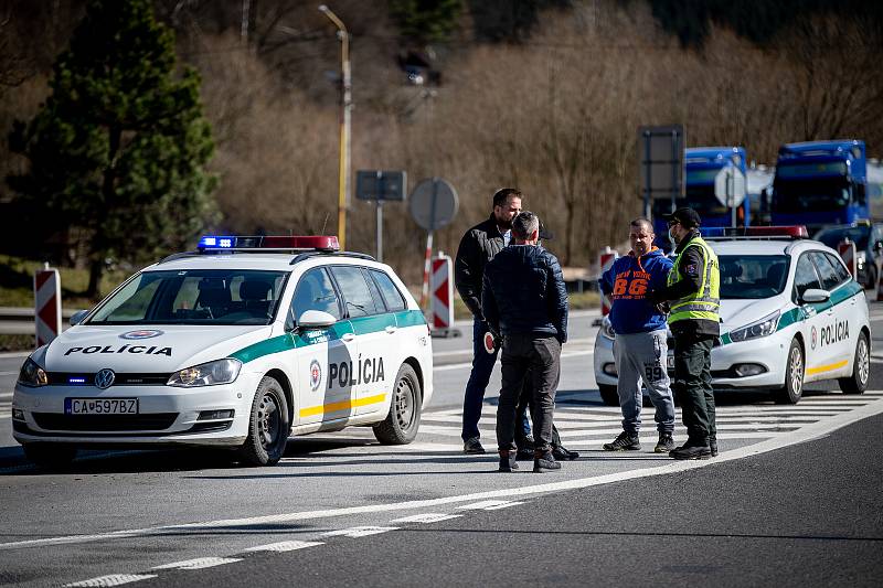 Mimořádná opatření 13. března 2020 na hraničním přechodu Mosty u Jablunkova-Svrčinovec kde slovenští policisté kontrolují dodržování rozhodnutí nařízení Slovenské vlády o uzavření hranic. Na Slovensko budou vpuštěni pouze lidé kteří mají trvalý nebo přech