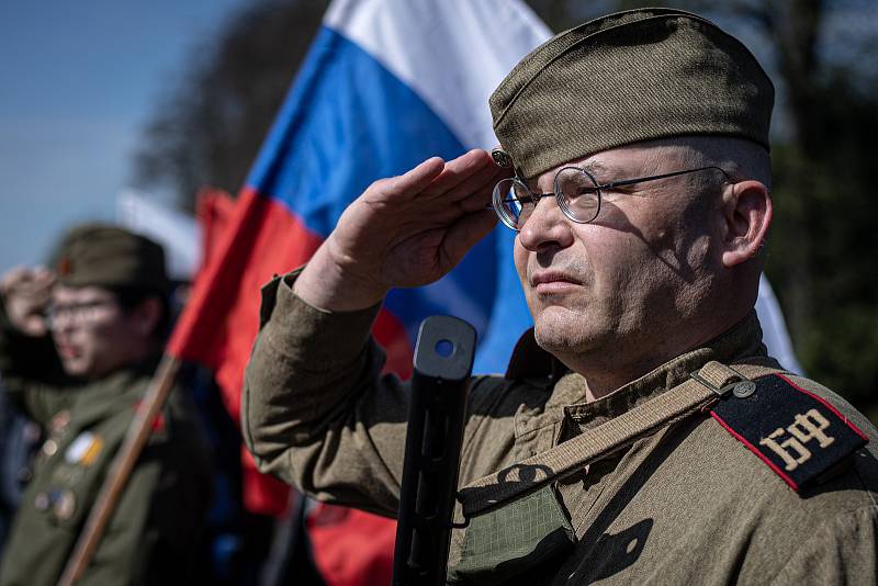 Čeští příznivci ruského motorkářského klubu Noční vlci se sešli u památníku vojáků Rudé armády v Komenského sadech, 30. dubna 2021 v Ostravě.