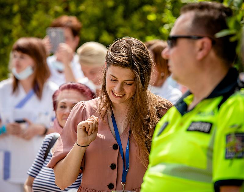 Děkovný koncert Hudby Hradní stráže a Policie České republiky lidem v první linii, 12. června 2020 u Fakultní nemocnice v Ostravě.