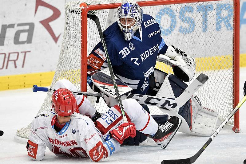 Utkání 8. kola hokejové extraligy: HC Vítkovice Ridera - HC Oceláři Třinec, 20. října 2021 V Ostravě. (zleva) Miloš Roman z Třince a brankář Vítkovic Aleš Stezka.