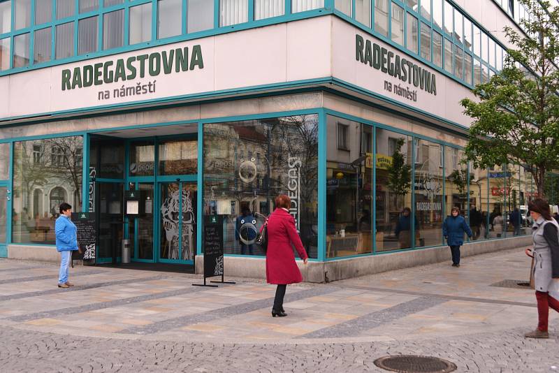 Kdysi vyhlášené restaurace Astoria (dříve kavárna Centrum) a Spolek v centru města čekají rekonstrukce i hledání strategických nájemců. RADEGASTOVNA sídlí na Masarykově náměstí místo bývalého Domu obuvi.