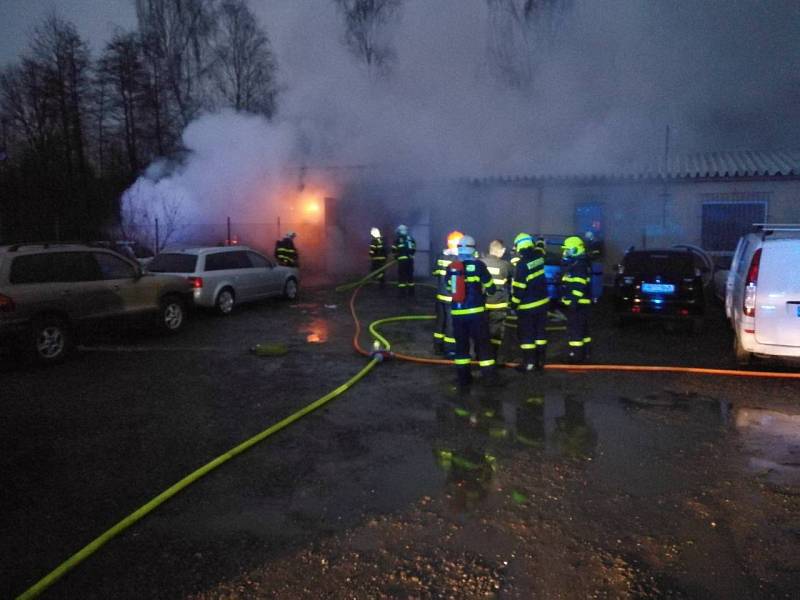 Požár autoservisu v Šenově u Ostravy.