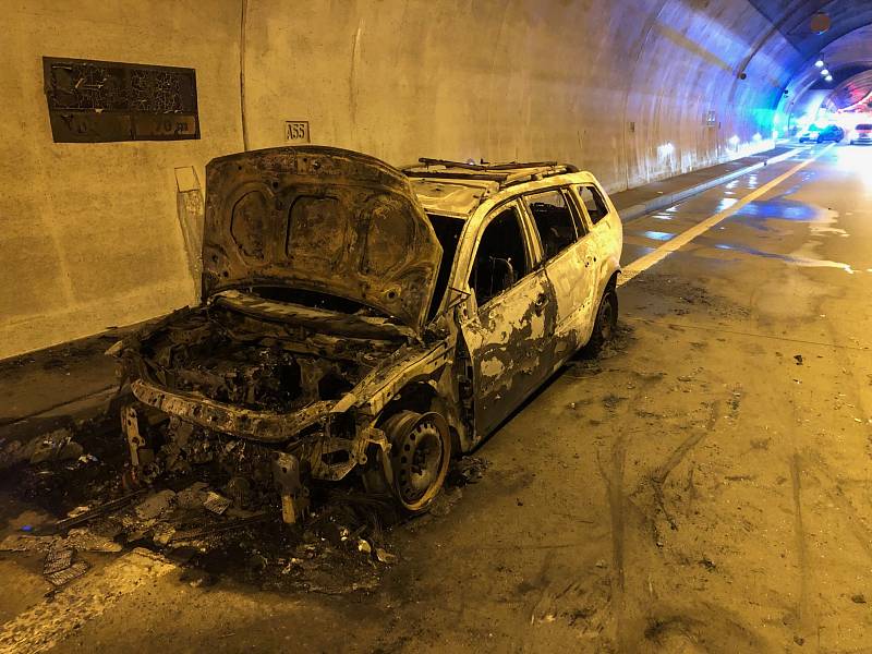 Požár automobilu v tunelu na D1 u Klimkovic.