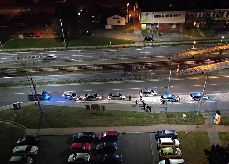 Několik policejních hlídek a záchranná služba zasahovaly v neděli v prvních minutách nového dne v ulici Karpatské v Ostravě. Důvodem byla nahlášená hromadná rvačka. Na místo postupně dorazilo nejméně sedm policejních aut.