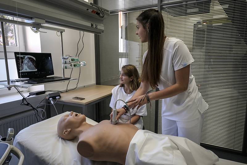 Nové Simulační centrum Lékařské fakulty Ostravské univerzity - SIMLEK, 10. října 2022, Ostrava. Výukové pracoviště za více než čtvrt miliardy Kč připomíná svým vybavením skutečnou nemocnici.