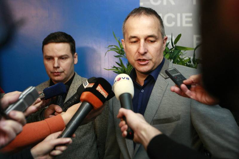 Kriminalisté Pavel Hanusek (vlevo) a Antonín Řezníček informovali o zadržení skupiny obchodující s medikamenty.