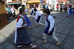 Na velikonočním jarmarku v centru Ostravy doplňují tradiční atmosféru folklorní soubory.